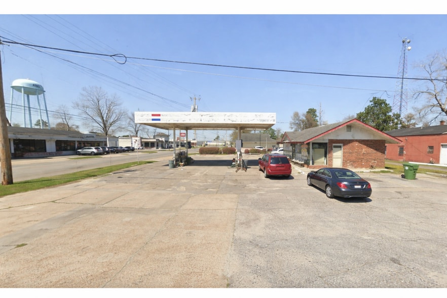 More Photos Of 300 N Hutchinson Ave, Adel Service Station For Sale