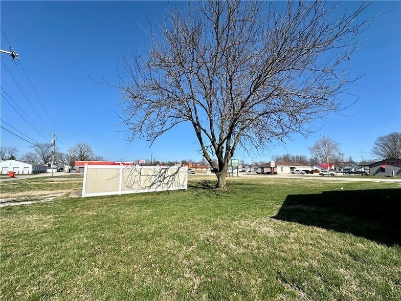 More Photos Of 909-921 Lake Land Blvd, Mattoon Office For Sale