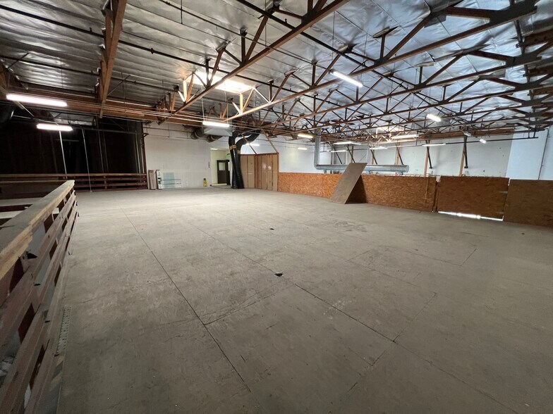 More Photos Of 15650 El Prado Rd, Chino Warehouse For Lease