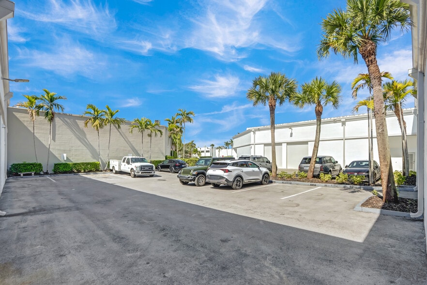 More Photos Of 6950-6964 SW 47th St, Miami Research And Development For Lease