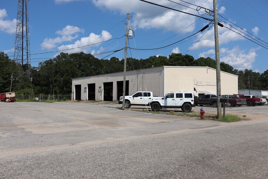More Photos Of 1530 Parker Ln, Enterprise Warehouse For Lease