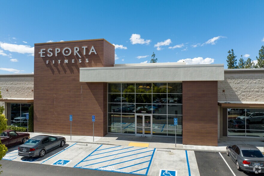 More Photos Of 4404 University Pky, San Bernardino Health Club For Sale