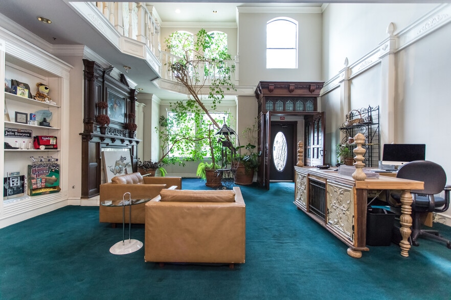 More Photos Of 4821 Broadway St, Addison Office For Sale