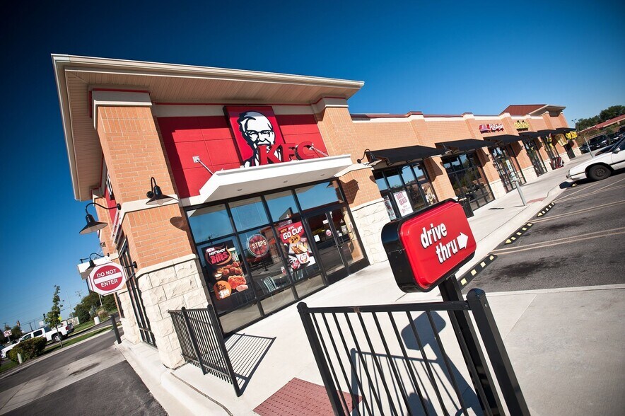 More Photos Of 313 S Schmale Rd, Carol Stream Freestanding For Lease