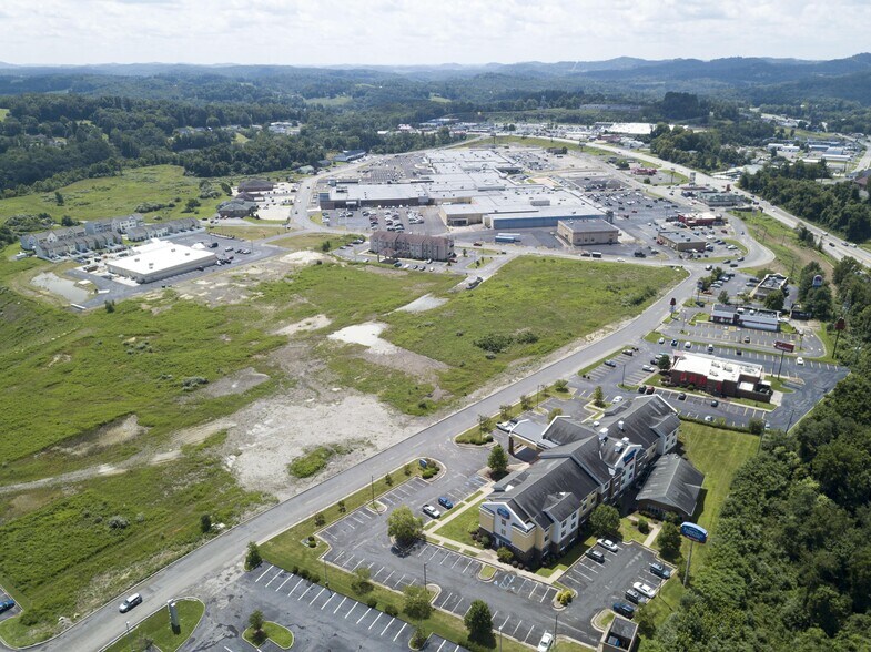 More Photos Of 2600 Middletown Commons, White Hall Storefront For Lease