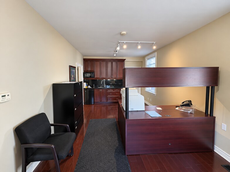 More Photos Of 43 Worsley St, Barrie Office Residential For Lease