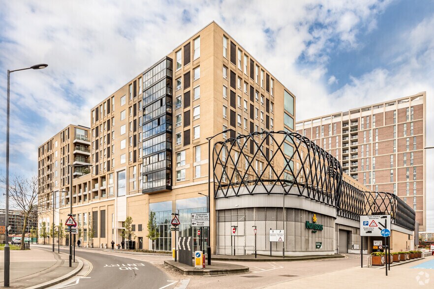 Primary Photo Of Town Pl, London Storefront For Lease