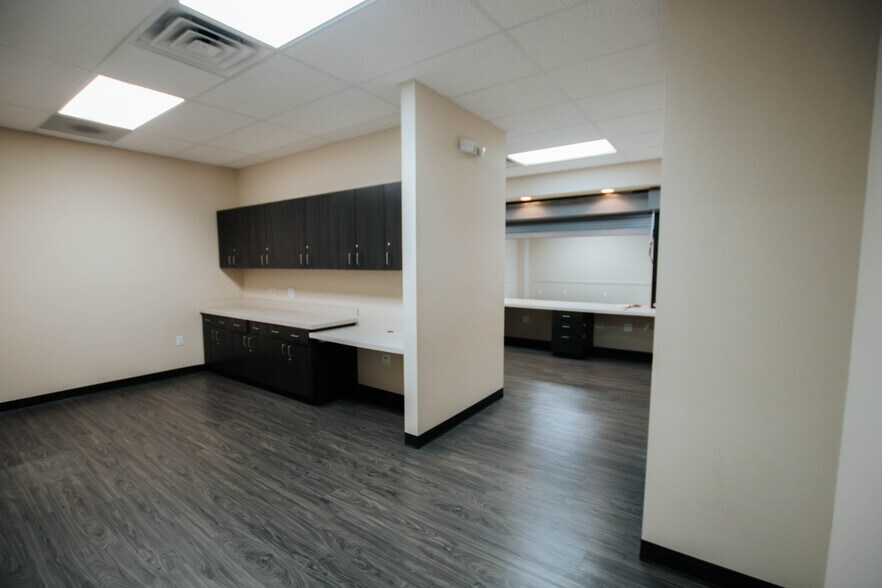 More Photos Of 9870 N Gateway Blvd, El Paso Office For Lease