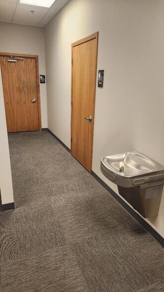 More Photos Of 1880-1888 E Fabyan Pky, Batavia Light Manufacturing For Lease