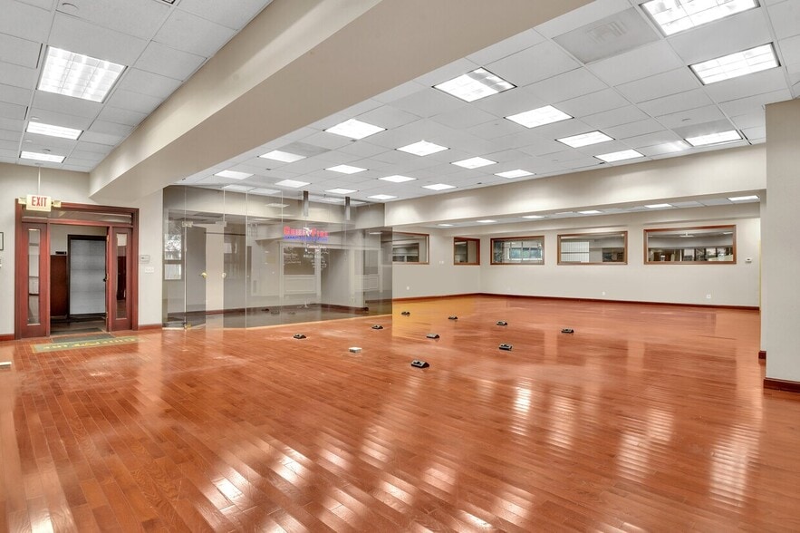 More Photos Of 10 Broad St W, Fleetwood Flex For Lease