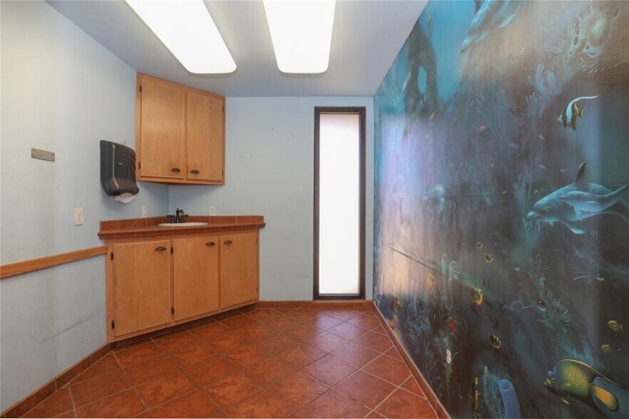 More Photos Of 500 Park Pl, Mustang Medical For Sale
