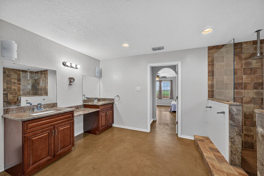 More Photos Of 4044 W FM 476, Poteet Flex For Sale