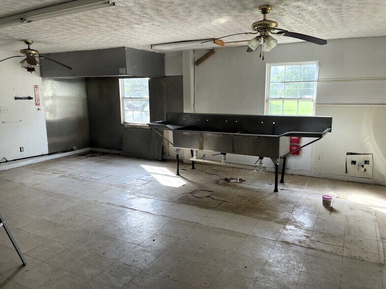 More Photos Of 2994 CR-4, Fitzpatrick Service Station For Sale