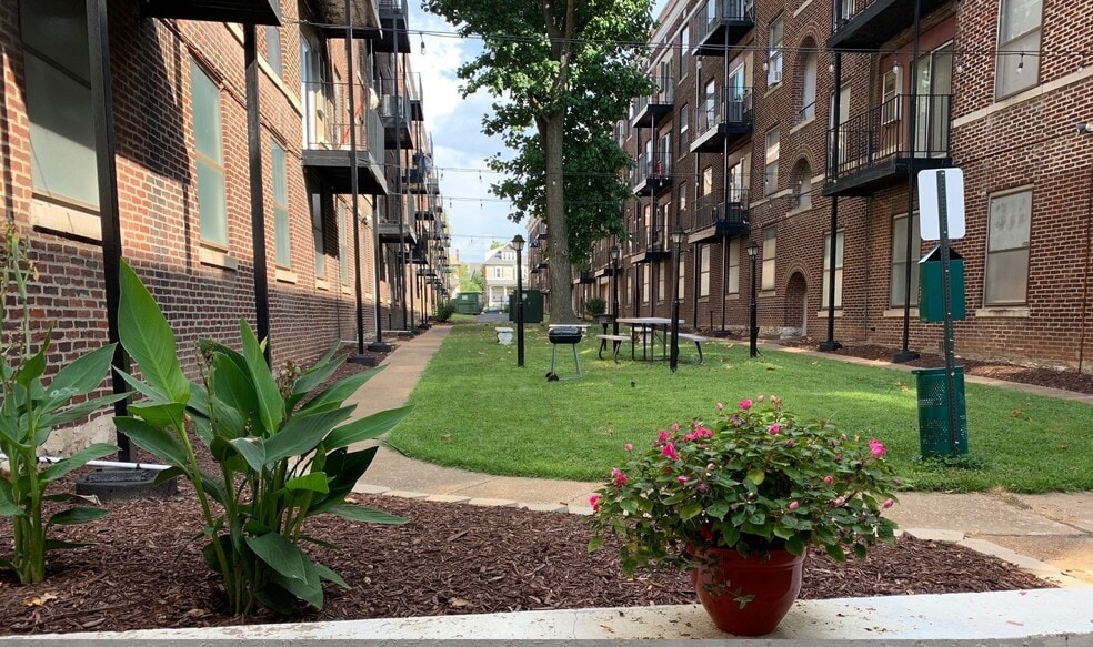 More Photos Of 5457 Delmar Blvd, Saint Louis Apartments For Lease