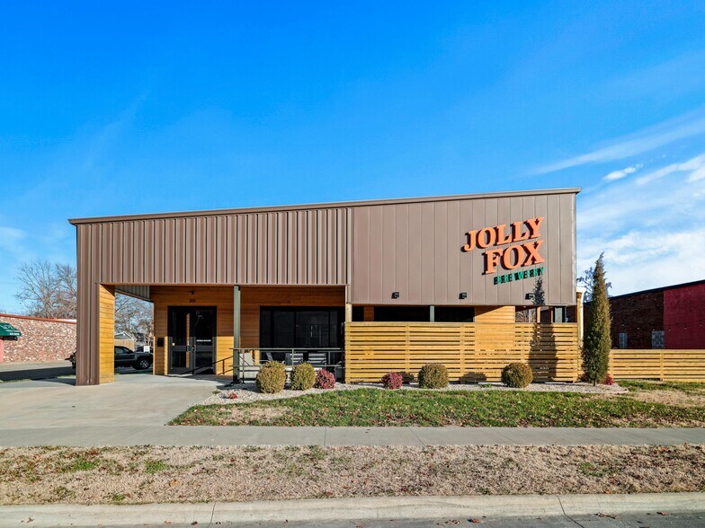 Primary Photo Of 301 S Broadway St, Pittsburg Restaurant For Sale