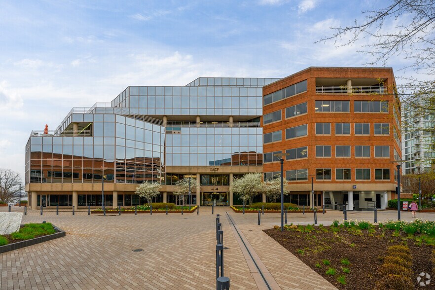 More Photos Of 44 Canal Center Plz, Alexandria Office For Lease