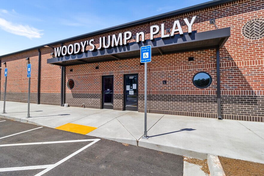 More Photos Of 585 Willow ln, McDonough Sports And Entertainment For Sale