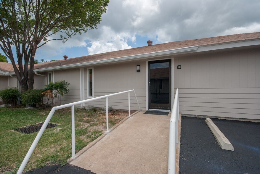 More Photos Of 1106 College St, Bastrop Medical For Lease