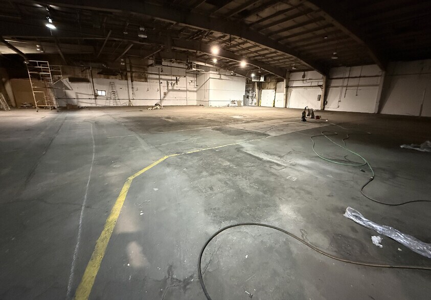 More Photos Of 15 Bury St, Winnipeg Distribution For Sale