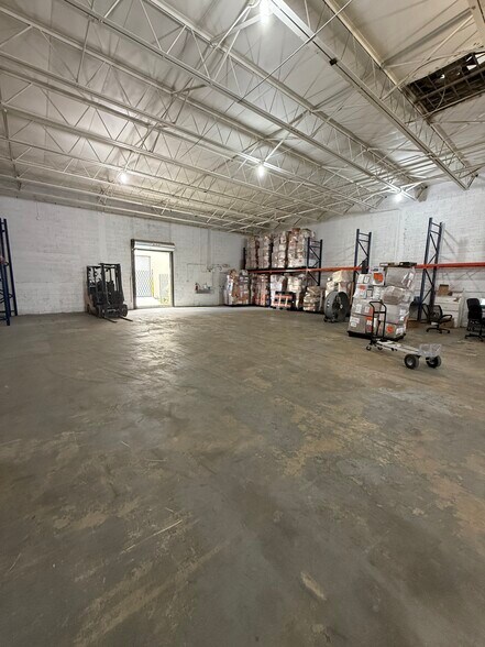 More Photos Of 220 W 24th St, Hialeah Showroom For Lease