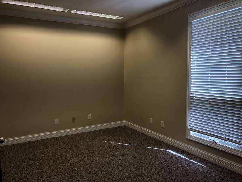 More Photos Of 1528 E Greyhound Pass, Carmel Office For Lease