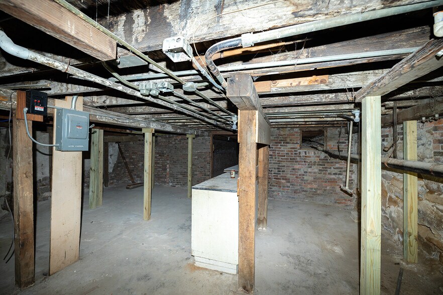 More Photos Of 115 N Main St, Lindsborg General Retail For Sale