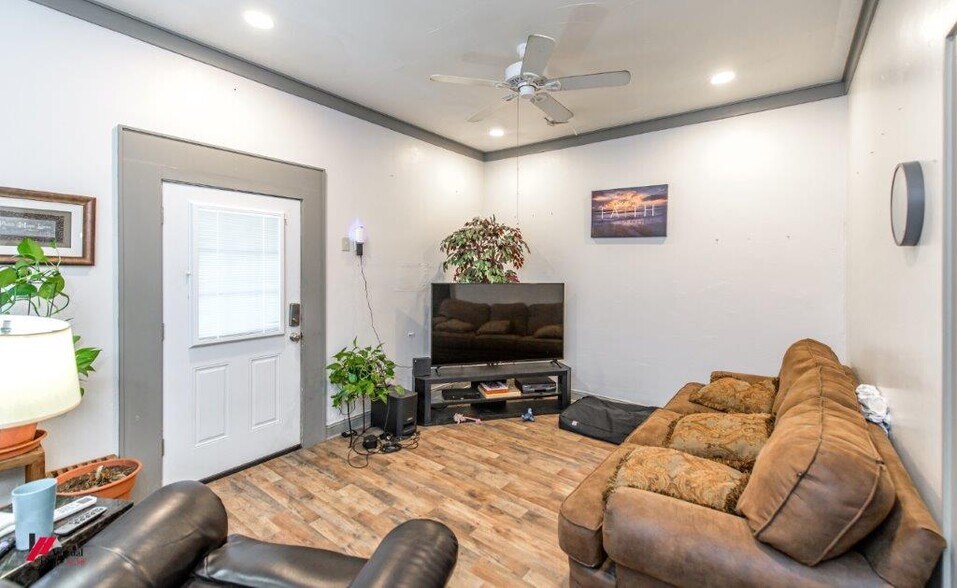 More Photos Of 102 Gray St, Henderson Flex For Sale