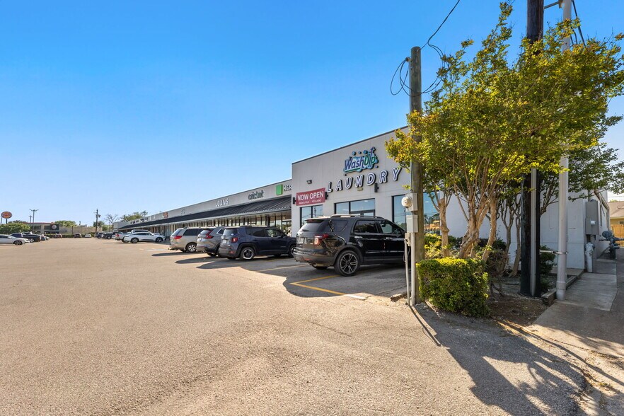 More Photos Of 2215-2321 N Alexander Dr, Baytown Storefront For Sale