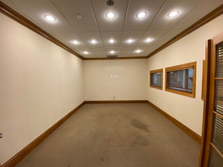 More Photos Of 1000 Camera Ave, Crestwood Flex For Lease