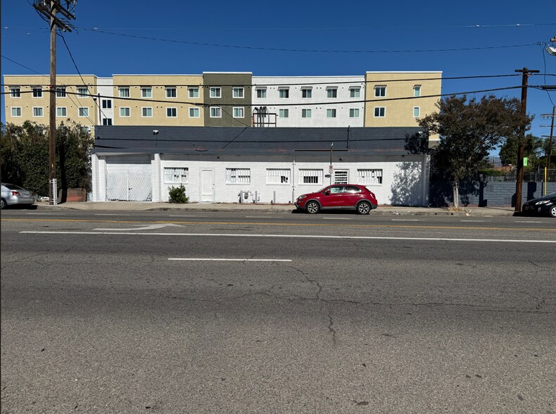 More Photos Of 13607 Saticoy St, Van Nuys Manufacturing For Lease
