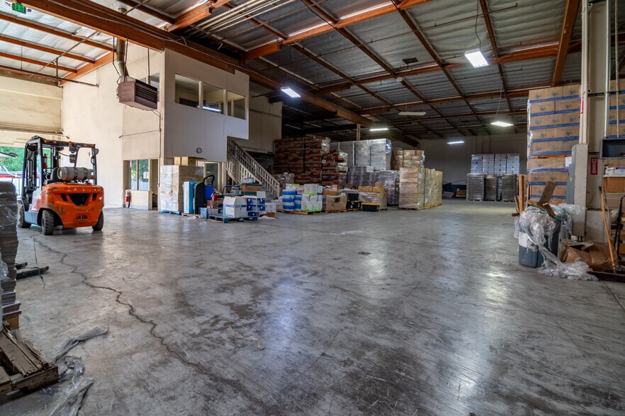 More Photos Of 8321 De Celis Pl, North Hills Warehouse For Lease
