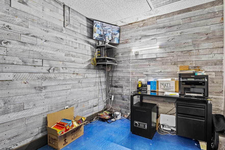 More Photos Of 1415-1419 Leestown Rd, Lexington General Retail For Sale