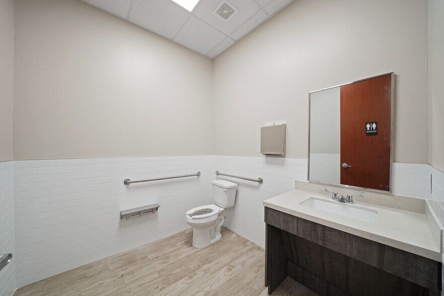 More Photos Of 18608 Kermier, Hockley Distribution For Lease