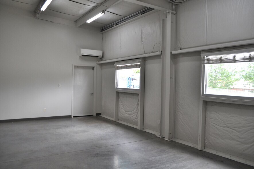 More Photos Of 2333 W Emory Rd, Powell Industrial For Sale