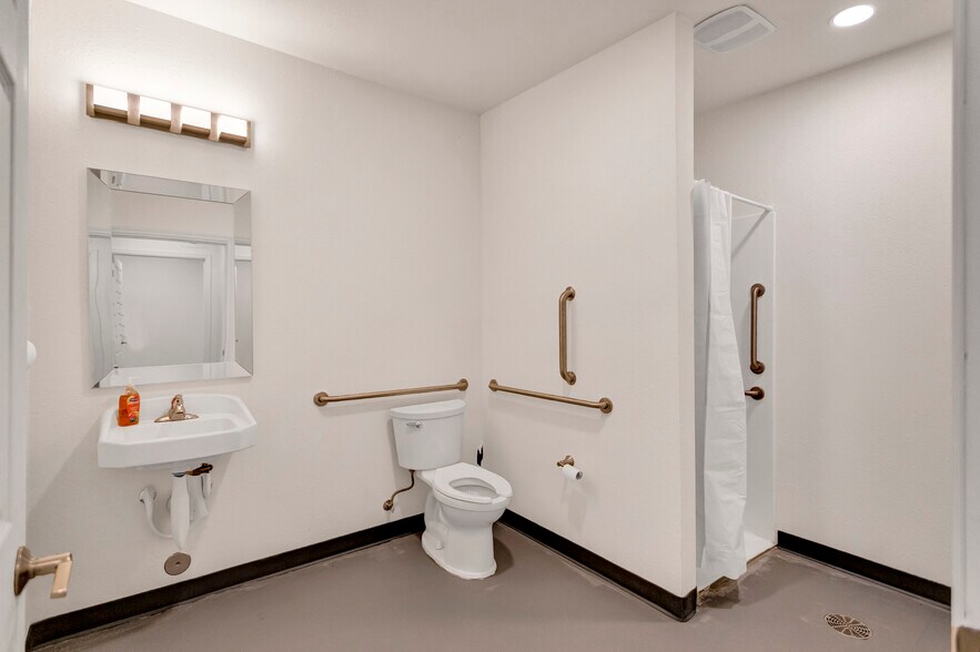 More Photos Of 5803 SE Johnson Creek Blvd, Portland Self Storage For Sale