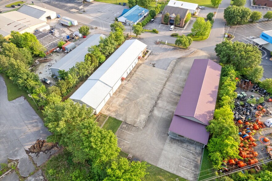 More Photos Of 131 Corporate Dr, Clarksville Flex For Lease