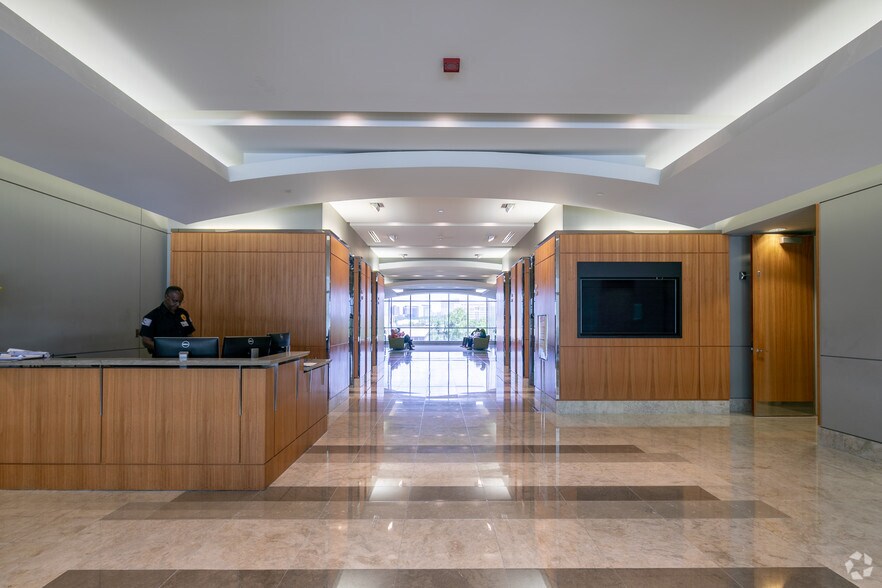 More Photos Of 5673 Peachtree Dunwoody Rd NE, Atlanta Medical For Lease