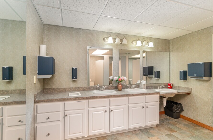 More Photos Of 6006 Westside Saginaw Rd, Bay City Office For Sale