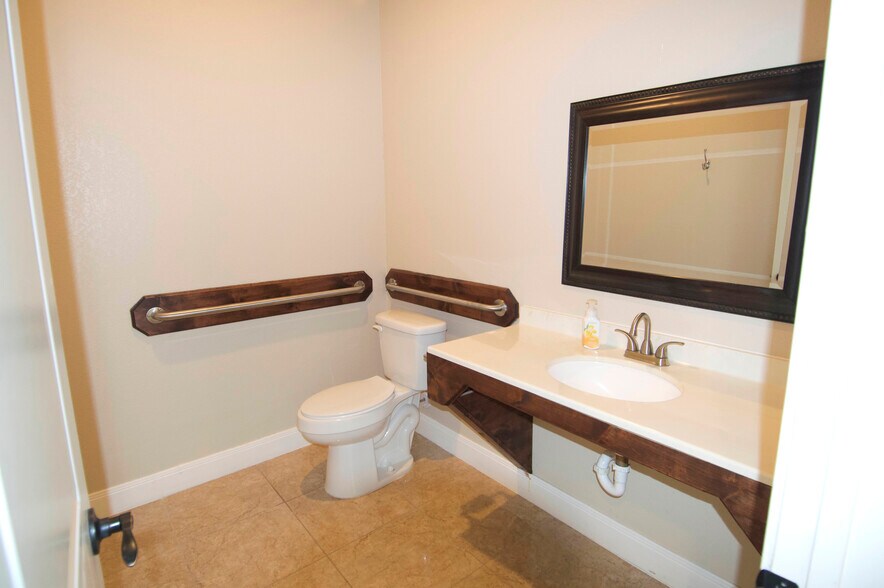 More Photos Of 1150 Bromberg St, Mineola Office For Lease