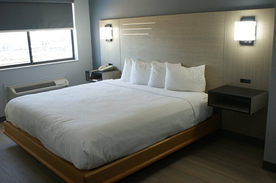 More Photos Of 3131 Cloverleaf St, Van Buren Hotel For Sale