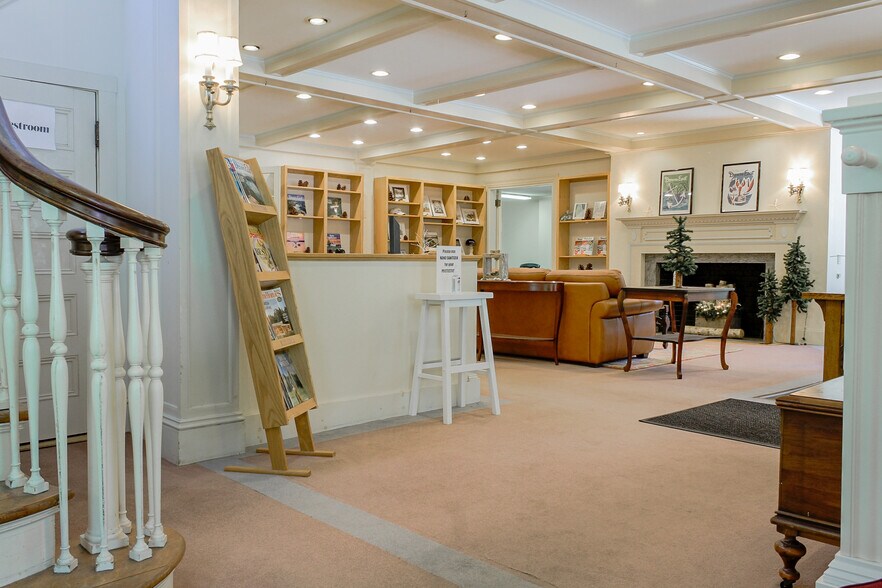 More Photos Of 680 Commercial St, Rockport Flex For Sale