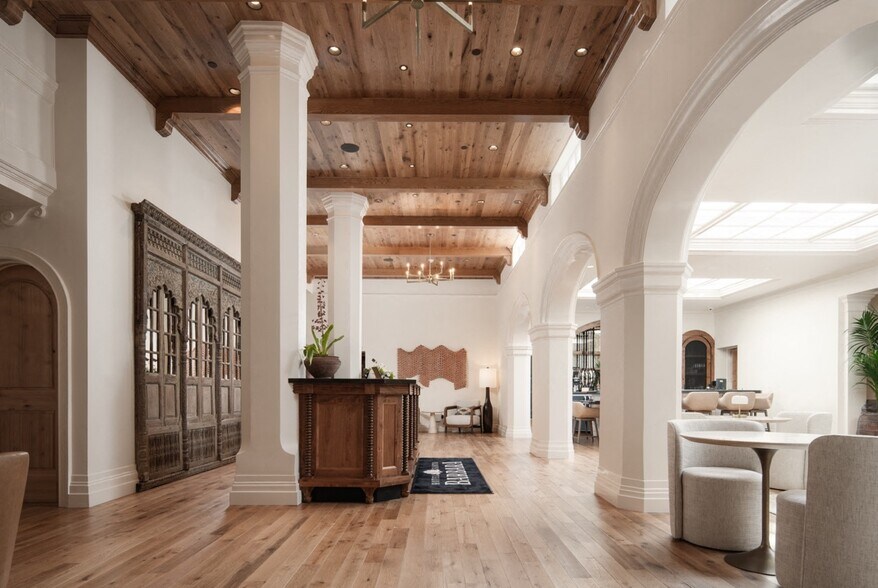 More Photos Of 527-537 State St, Santa Barbara Hotel For Lease