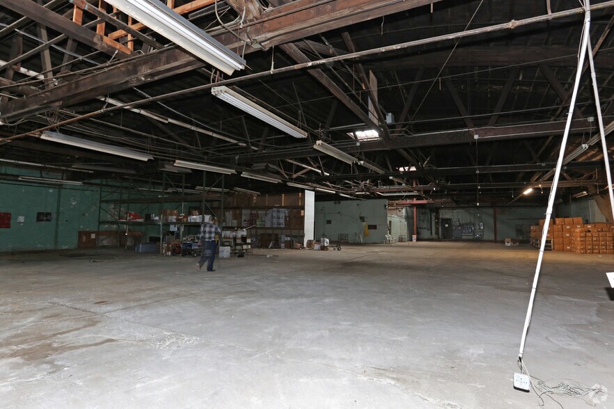 More Photos Of 49 Empire St, Newark Warehouse For Lease