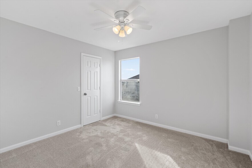 More Photos Of 113 Holmstrom St, Hutto Specialty For Sale