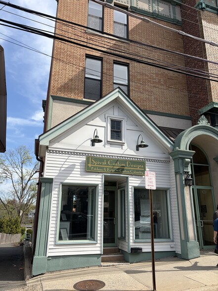 More Photos Of 299-305 Main St, Port Washington Storefront Retail Residential For Lease
