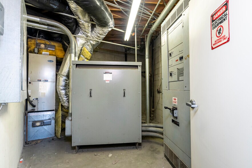 More Photos Of 425 N Varney St, Burbank Manufacturing For Lease