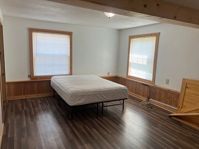 More Photos Of 380 S Main St, De Graff Light Manufacturing For Sale