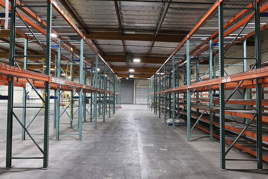 More Photos Of 7050 Valjean Ave, Van Nuys Warehouse For Lease