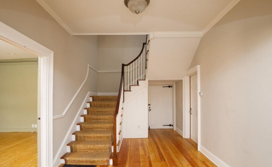 More Photos Of 43 Crown St, Kingston Office For Lease