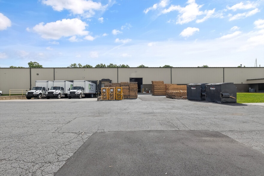 More Photos Of 1000 Sako Ct, Elkhart Warehouse For Lease